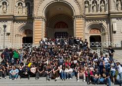 A Câmara Municipal de Carvalhópolis realizou, no dia 11 de Agosto, no âmbito do Parlamento Jovem de Minas, a participação na Plenária Regional, que reuniu jovens de 15 municípios para dialogar, compartilhar diferentes realidades e votar propostas construídas ao longo do projeto. Com foco na inclusão e na melhoria da qualidade de vida das pessoas com deficiência e das pessoas neurodivergentes, o encontro promoveu um espaço de participação cidadã, diversidade e diálogo entre os adolescentes. A iniciativa também proporcionou aos jovens a oportunidade de conhecer diferentes culturas, histórias e perspectivas, fortalecendo o exercício da cidadania e mostrando como suas ideias e vozes podem contribuir para a transformação da sociedade.