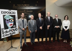 O Tribunal de Justiça do Distrito Federal e dos Territórios (TJDFT), em parceria com o Conselho Nacional de Justiça (CNJ), inaugurou, em 31 de agosto, a exposição “A Arte do Povo das Ruas”, no hall de entrada do Palácio da Justiça Ruy Barbosa, em Brasília. A mostra reúne 50 obras produzidas por pessoas em situação de rua e integra as ações da Política Nacional Judicial de Atenção às Pessoas em Situação de Rua. A iniciativa busca valorizar a produção artística e dar visibilidade às trajetórias, talentos e perspectivas de pessoas em situação de vulnerabilidade, promovendo inclusão e dignidade por meio da arte. As obras permanecem abertas à visitação até 25 de setembro, de segunda a sexta-feira, das 12h às 19h.